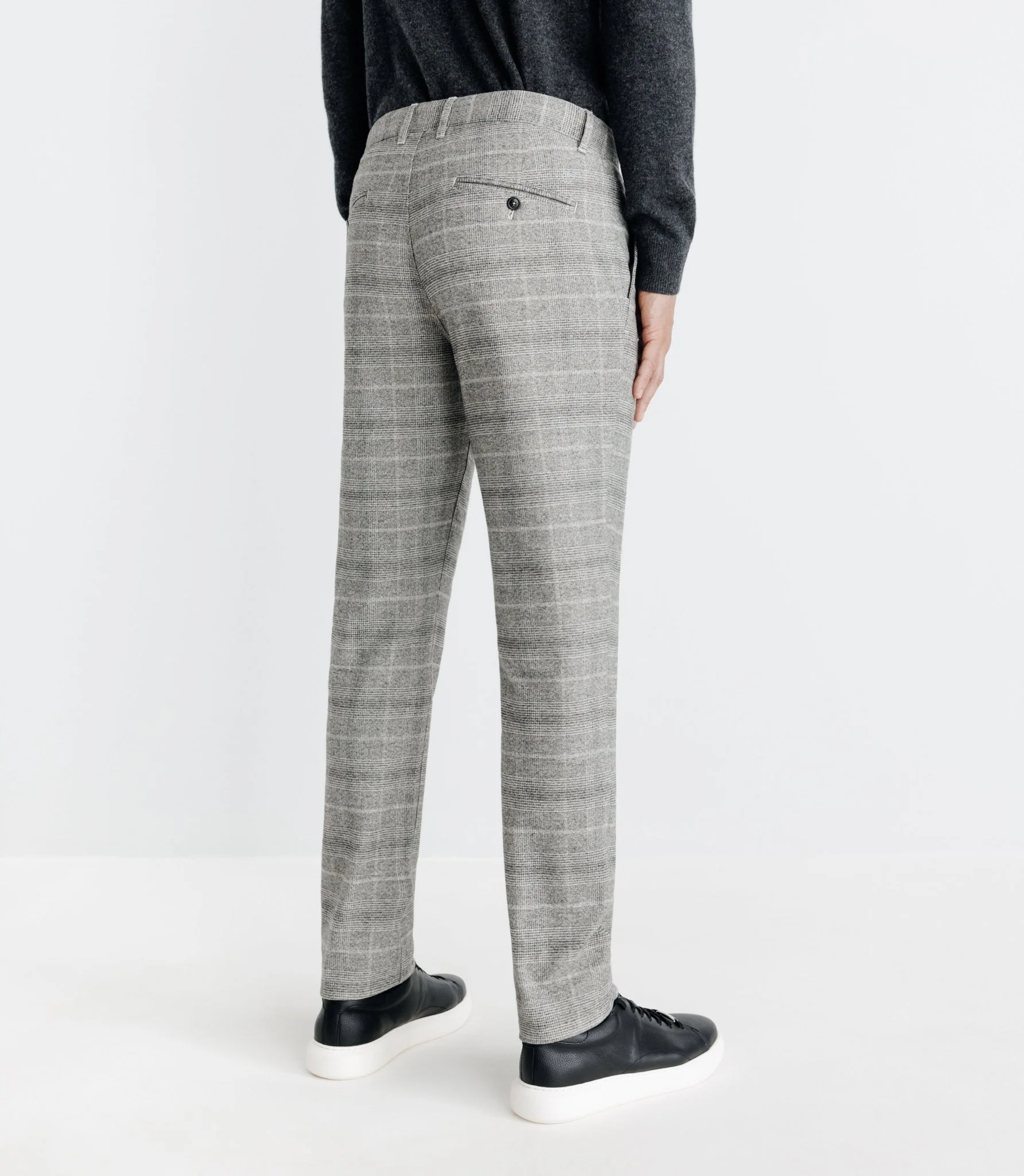 Pantalon chino à carreaux gris - Image 4