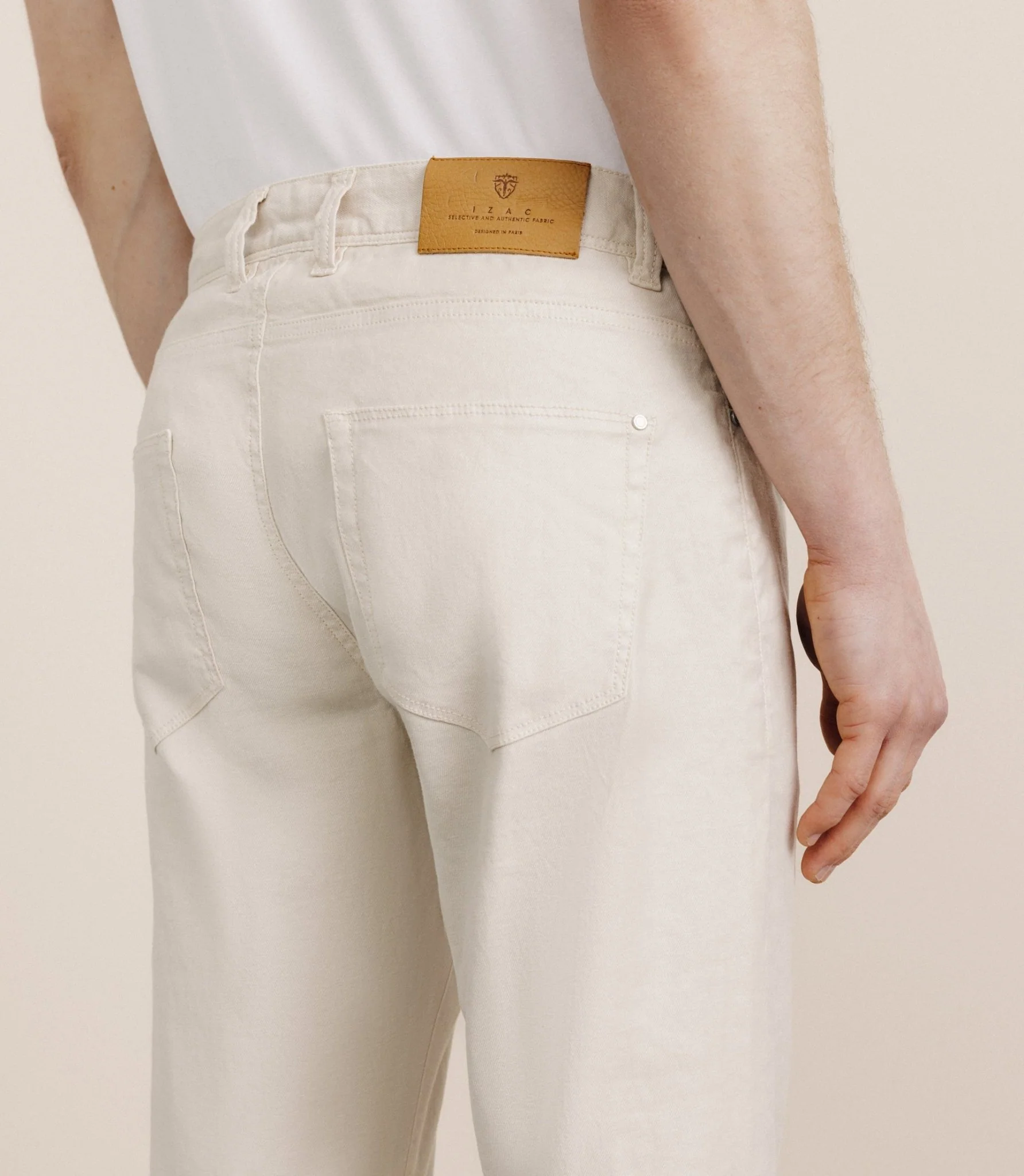 Pantalon droit en lin et coton beige - Image 3